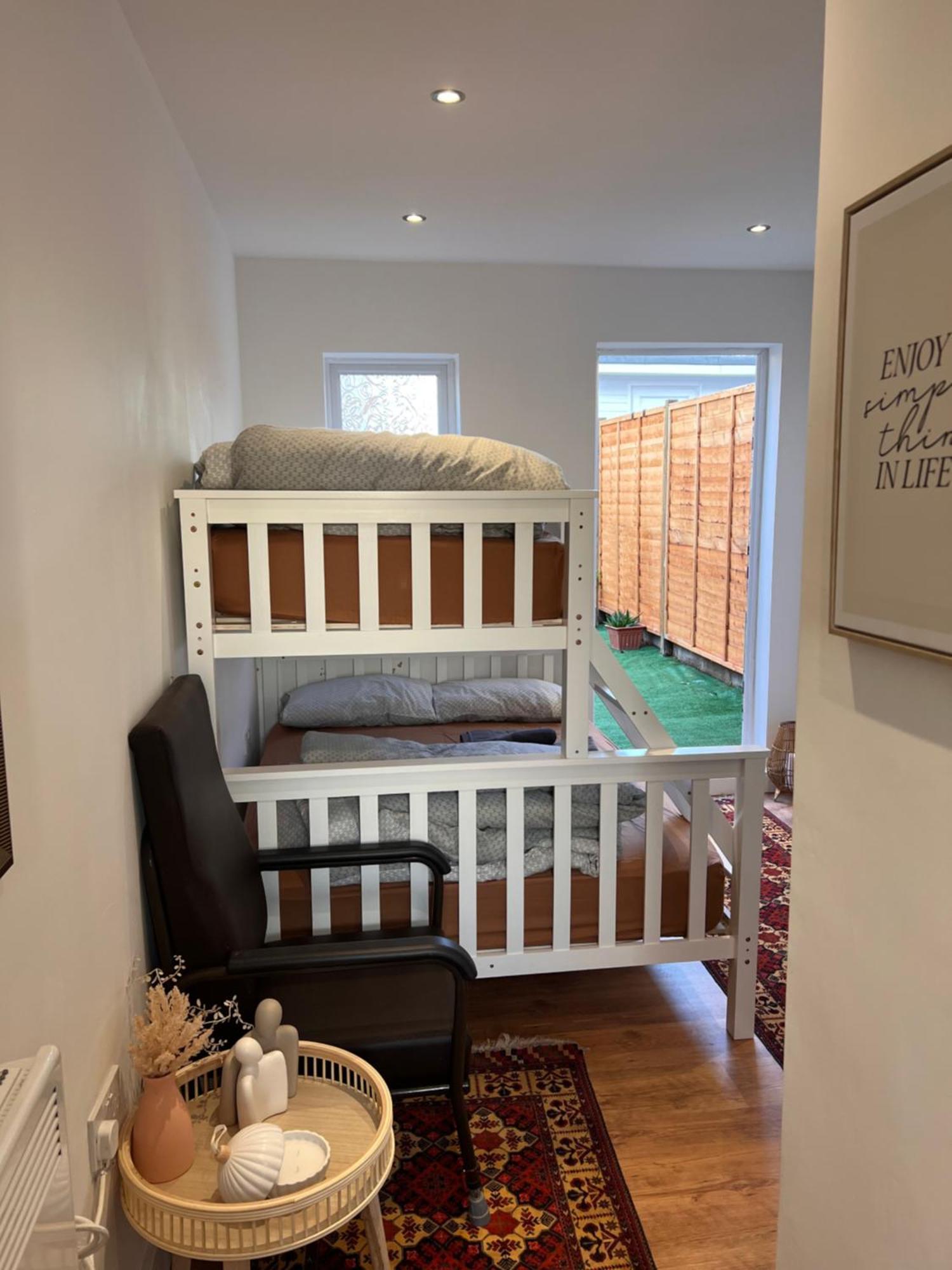 1 Bedroom & Bathroom Dorney Exterior foto