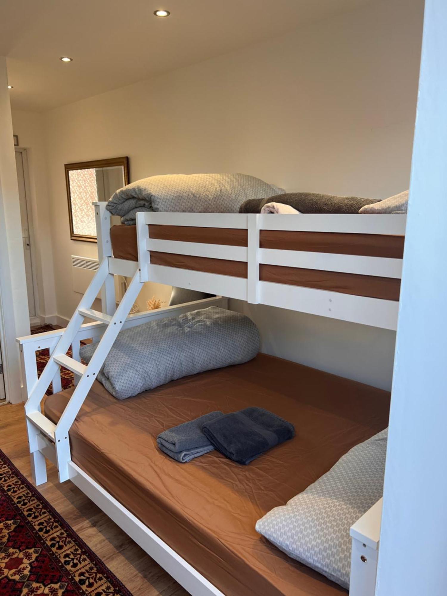 1 Bedroom & Bathroom Dorney Exterior foto