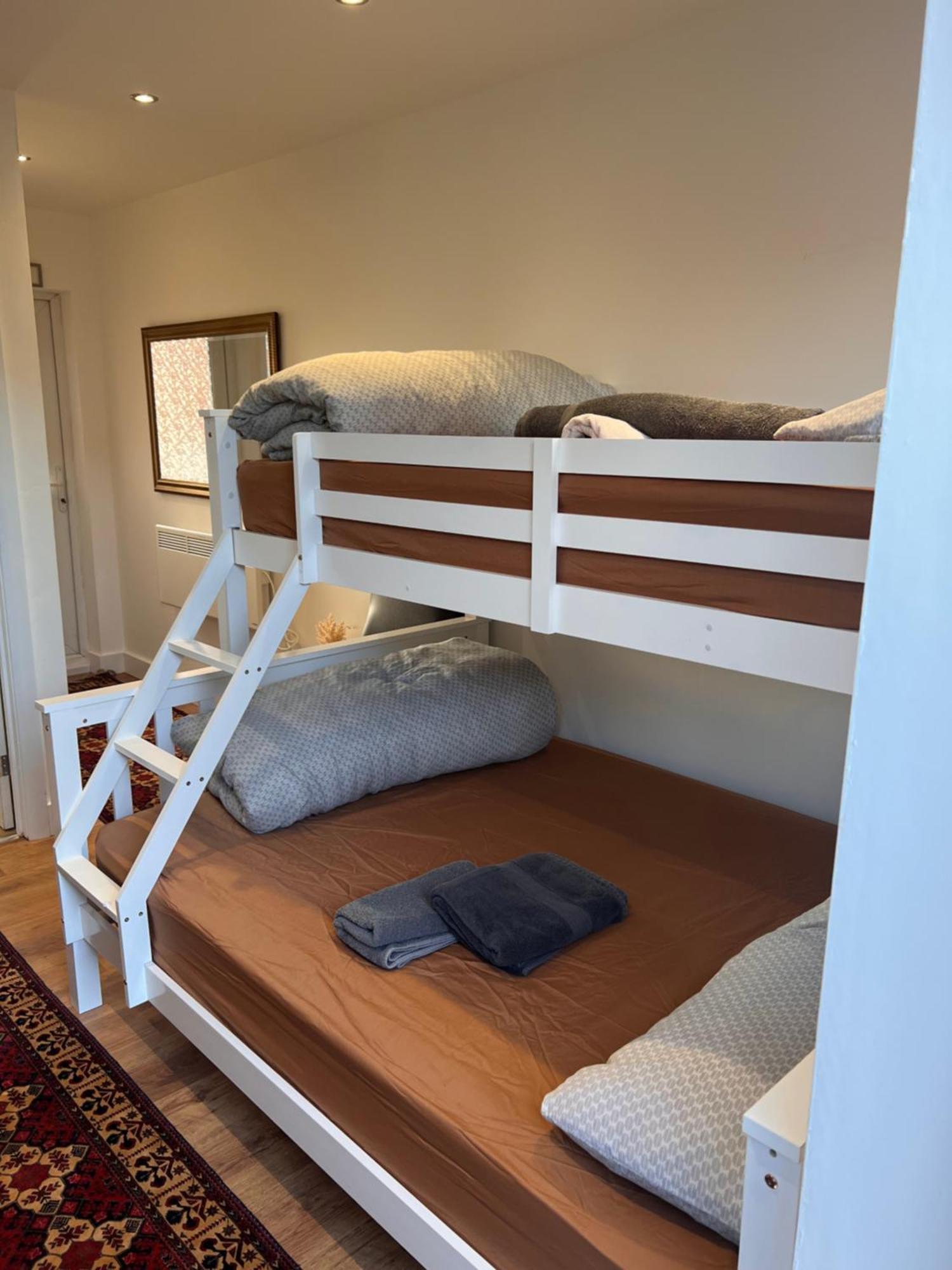 1 Bedroom & Bathroom Dorney Exterior foto